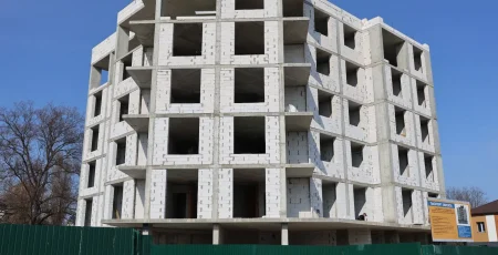 Відновлення Бородянки: на вул. Центральній, 340 зводять новий багатоквартирний будинок