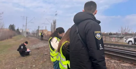 У Києві на залізниці загинув хлопець, який перебував між вагонами електрички