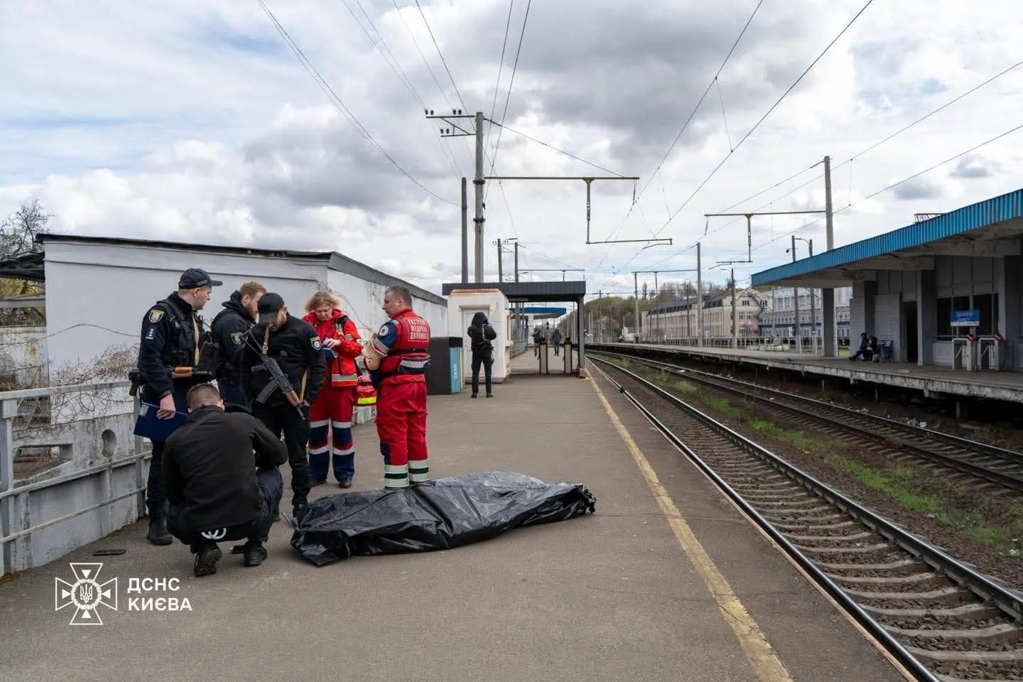 У Солом’янському районі з колій підняли тіло чоловіка