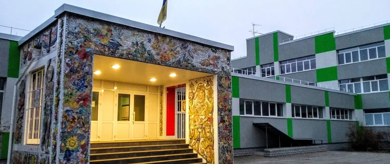 Школа на столичній Троєщині впʼяте замовила капремонт свого укриття