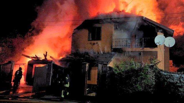 Атака дронів на Київщині: пошкоджено два будинки, постраждала одна людина
