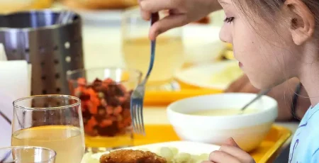 Прокуратура Києва вимагає стягнути мільйон гривень з постачальника м’яса для шкіл на Оболоні