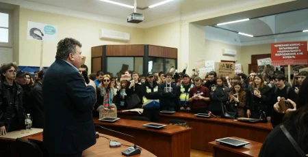 «Я не зламаюсь», — ректор Бугров прокоментував протести під стінами КНУ