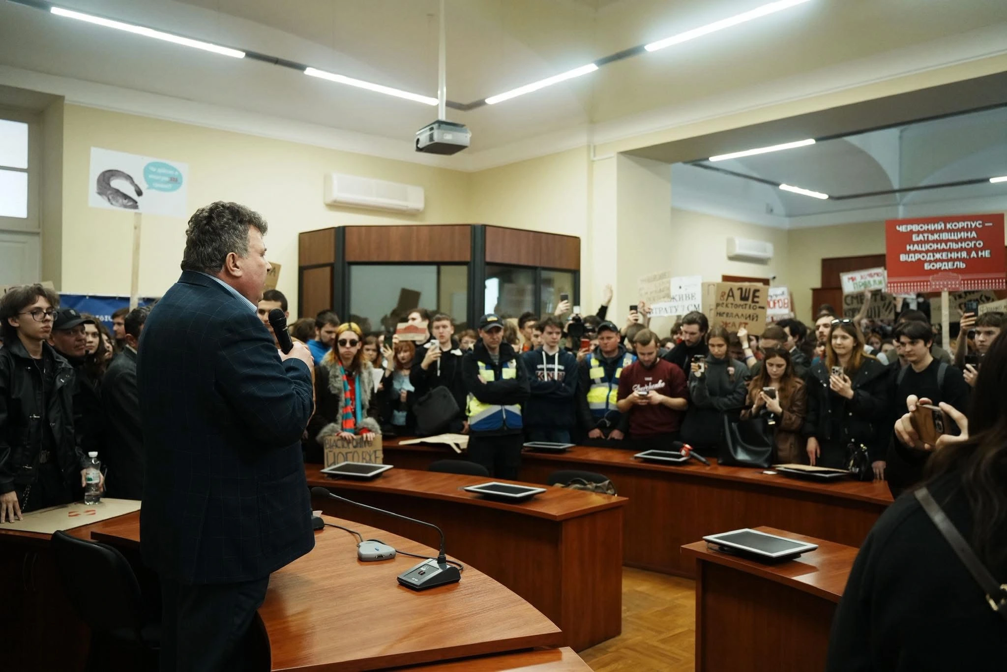 «Я не зламаюсь», — ректор Бугров прокоментував протести під стінами КНУ