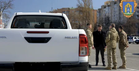 Бровари передали черговий автомобіль 225-му полку ЗСУ