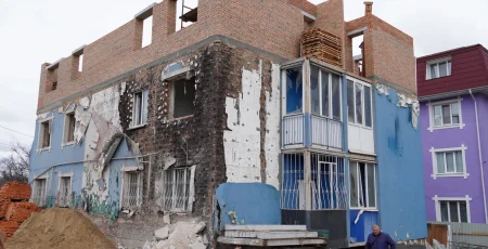 В Ірпені капітально ремонтують пошкоджений росіянами будинок на вул. Мечнікова
