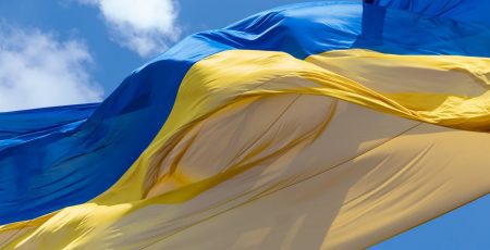 У столиці через прогнозовану негоду тимчасово приспустили головний прапор