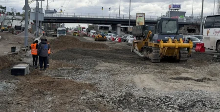 Біля метро «Дарниця» ремонтують ділянку під шляхопроводом: рух частково обмежено