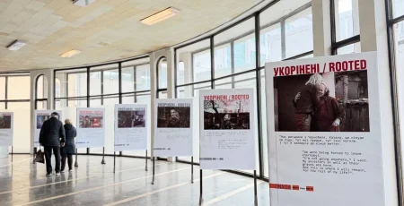 На станції метро «Золоті Ворота» відкрилася фотовиставка «Укорінені» (фото)