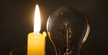 Завтра, 3 квітня, в усіх регіонах завтра діятимуть графіки відключення світла