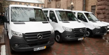 Парк міського центру соцобслуговування поповнили 3 спеціалізованих мікроавтобуси від німецьких партнерів - Кличко