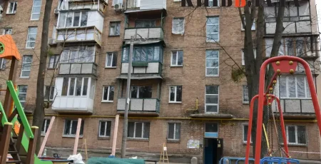 У пошкодженому війною будинку на вулиці Олени Теліги, 7 за 3 млн гривень нарешті стартували протиаварійні роботи (фото)