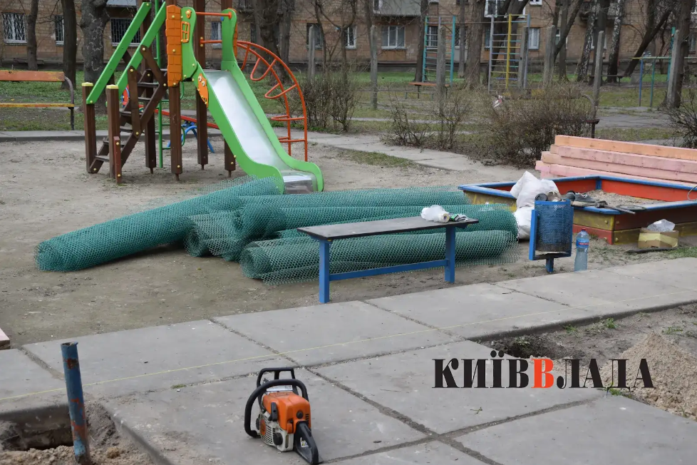 У пошкодженому війною будинку на вулиці Олени Теліги, 7 за 3 млн гривень нарешті стартували протиаварійні роботи (фото)