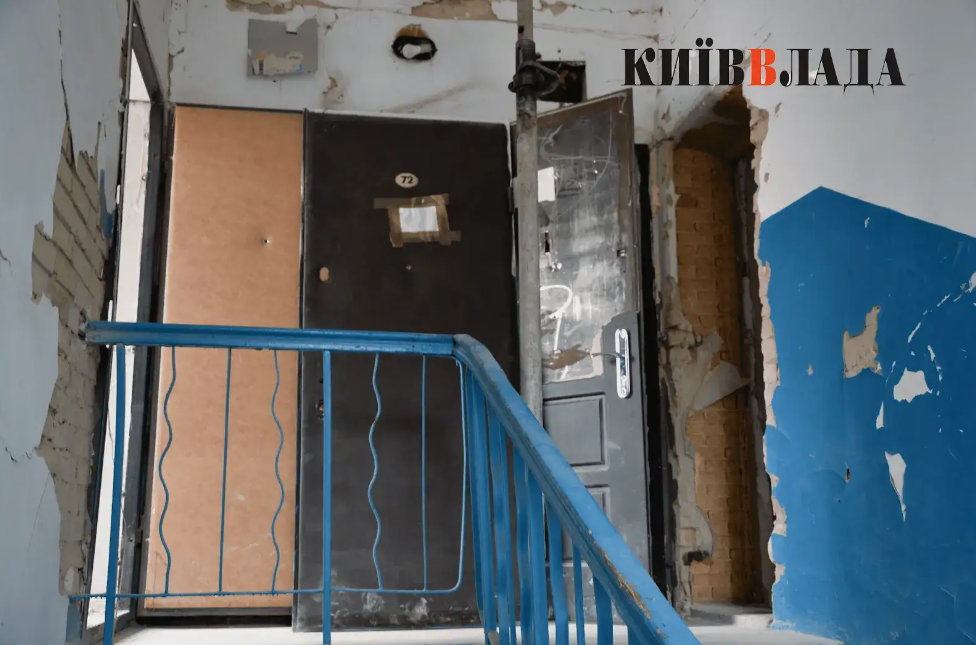 У пошкодженому війною будинку на вулиці Олени Теліги, 7 за 3 млн гривень нарешті стартували протиаварійні роботи (фото)