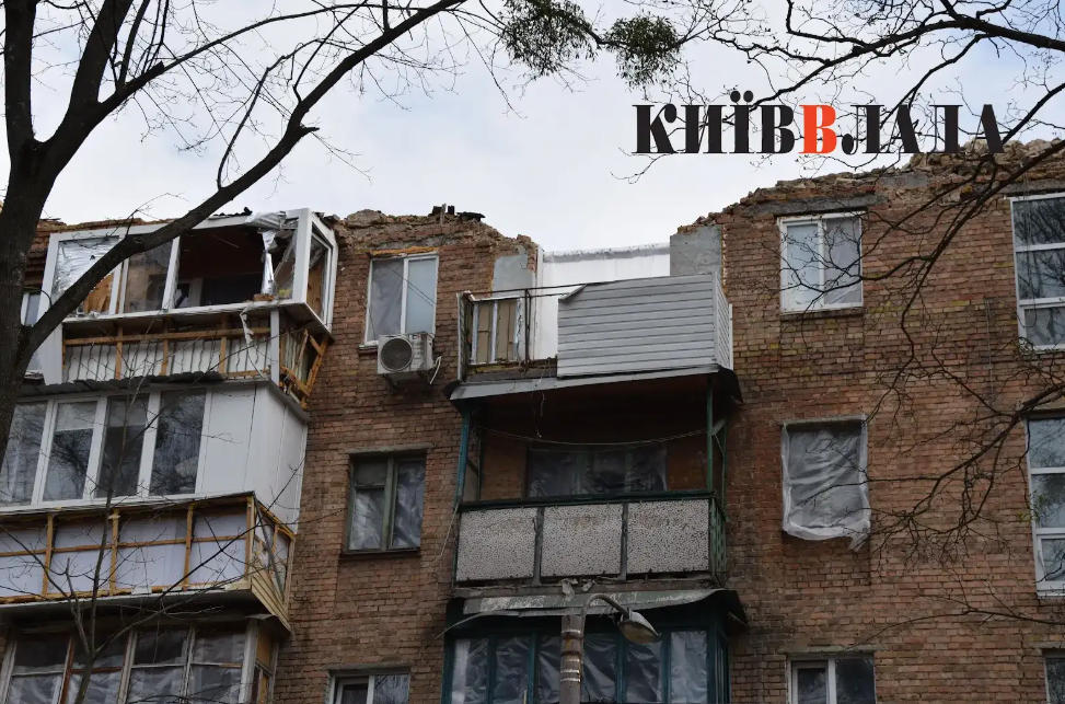У пошкодженому війною будинку на вулиці Олени Теліги, 7 за 3 млн гривень нарешті стартували протиаварійні роботи (фото)