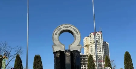 В оновленому сквері Горянського на Дарниці встановили скульптуру, присвячену Нацгвардії