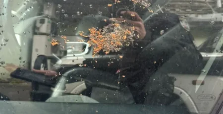 У середмісті Києва чоловік атакував позашляховик - його затримали