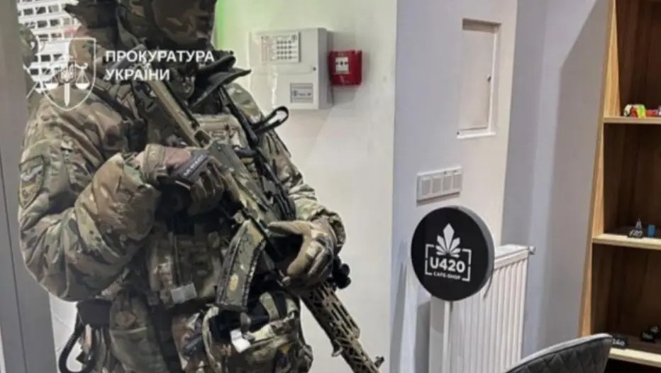 Поліція проводить обшуки в мережі магазинів U420 (фото)