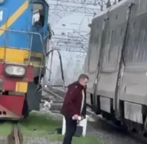 Поїзд “Інтерсіті+” Київ — Перемишль зіткнувся з тепловозом, попередньо без постраждалих