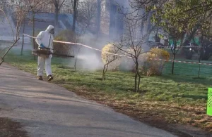 Столичні комунальники обробляють зелені та прибережні зони від кліщів (перелік локацій)