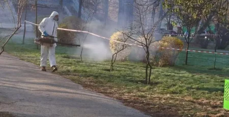 Столичні комунальники обробляють зелені та прибережні зони від кліщів (перелік локацій)