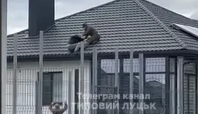 ТЦК на Волині скинули чоловіка з даху приватного будинка (відео), - ЗМІ