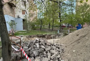 На Оболоні дівчина впала у неогороджену комунальниками яму з водою - відкрито кримінальне провадження