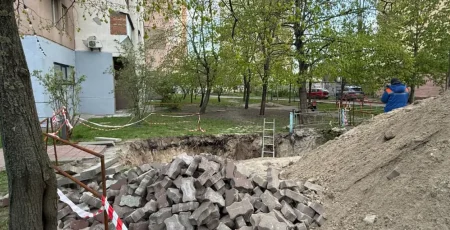 На Оболоні дівчина впала у неогороджену комунальниками яму з водою - відкрито кримінальне провадження