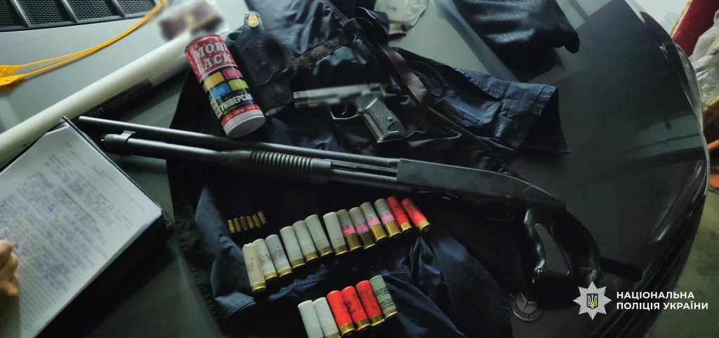 У Києві чоловік випадковим пострілом із рушниці тяжко поранив перехожу (фото)