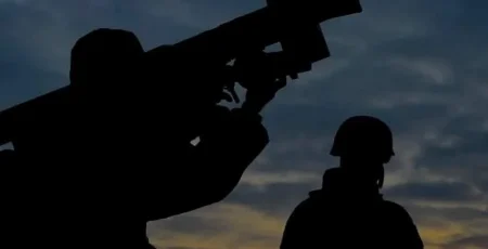 Наслідки ворожої атаки на Київщину: уламки пошкодили багатоповерхівку