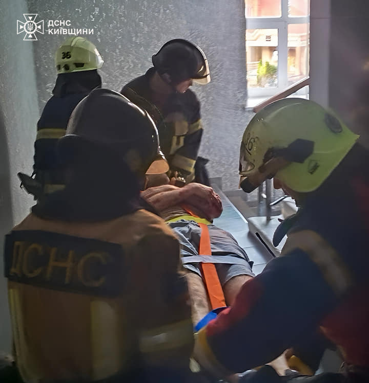В Ірпені врятували чоловіка, який впав з вікна 8-го поверху на дах магазину (фото, відео)