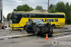 У Борисполі джип зіткнувся із рейсовим автобусом, одна людина загибла (фото)