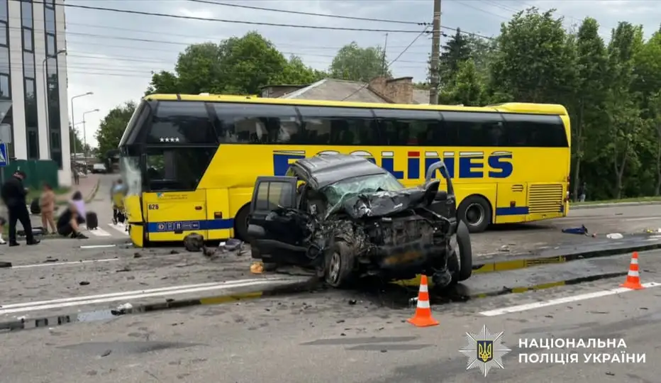У Борисполі джип зіткнувся із рейсовим автобусом, одна людина загибла (фото)