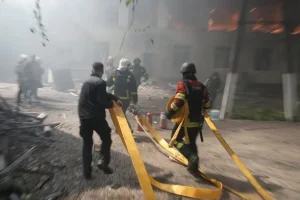 Ворог БпЛА вдарив по дитсадку в центрі Сум, у громаді внаслідок атаки загинула жінка