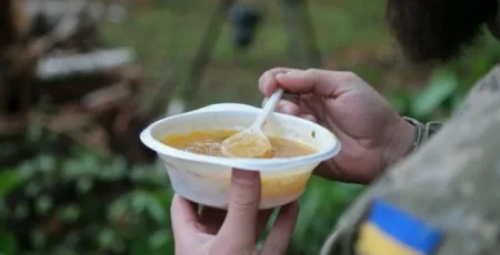 Посадовця військової частини викрили на вимаганні 100 тисяч гривень за постачання продуктів для ЗСУ