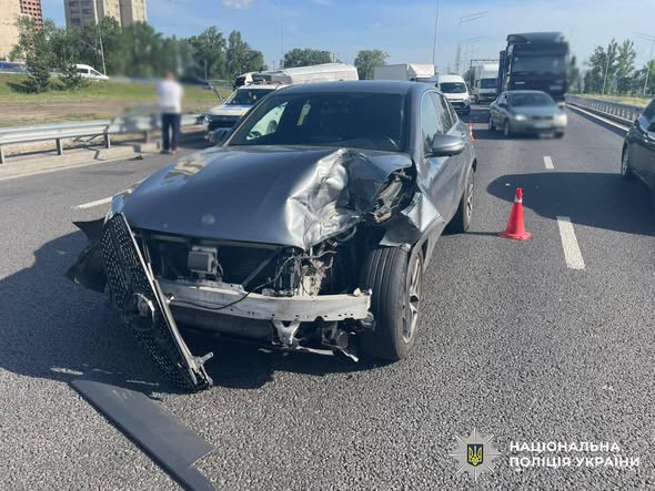 У Києві нетверезий водій пікапа врізався в УАЗ: загинув 17-річний пасажир, водій та дві 15-річні дівчини отримали поранення (фото)