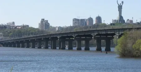 На мосту Патона до 14 травня обмежать рух через невідкладний ремонт