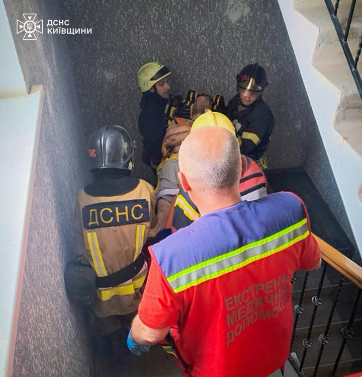 В Ірпені врятували чоловіка, який впав з вікна 8-го поверху на дах магазину (фото, відео)