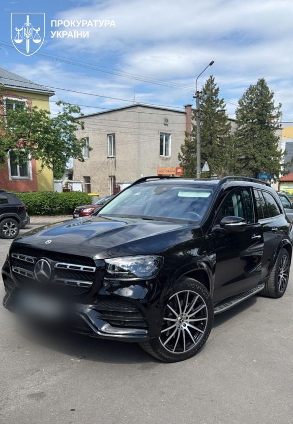Під час обшуків у топ посадовців Нацполіції вилучено елітний автопарк автомобілів, зброю, а також готівку на 22,6 млн грн.