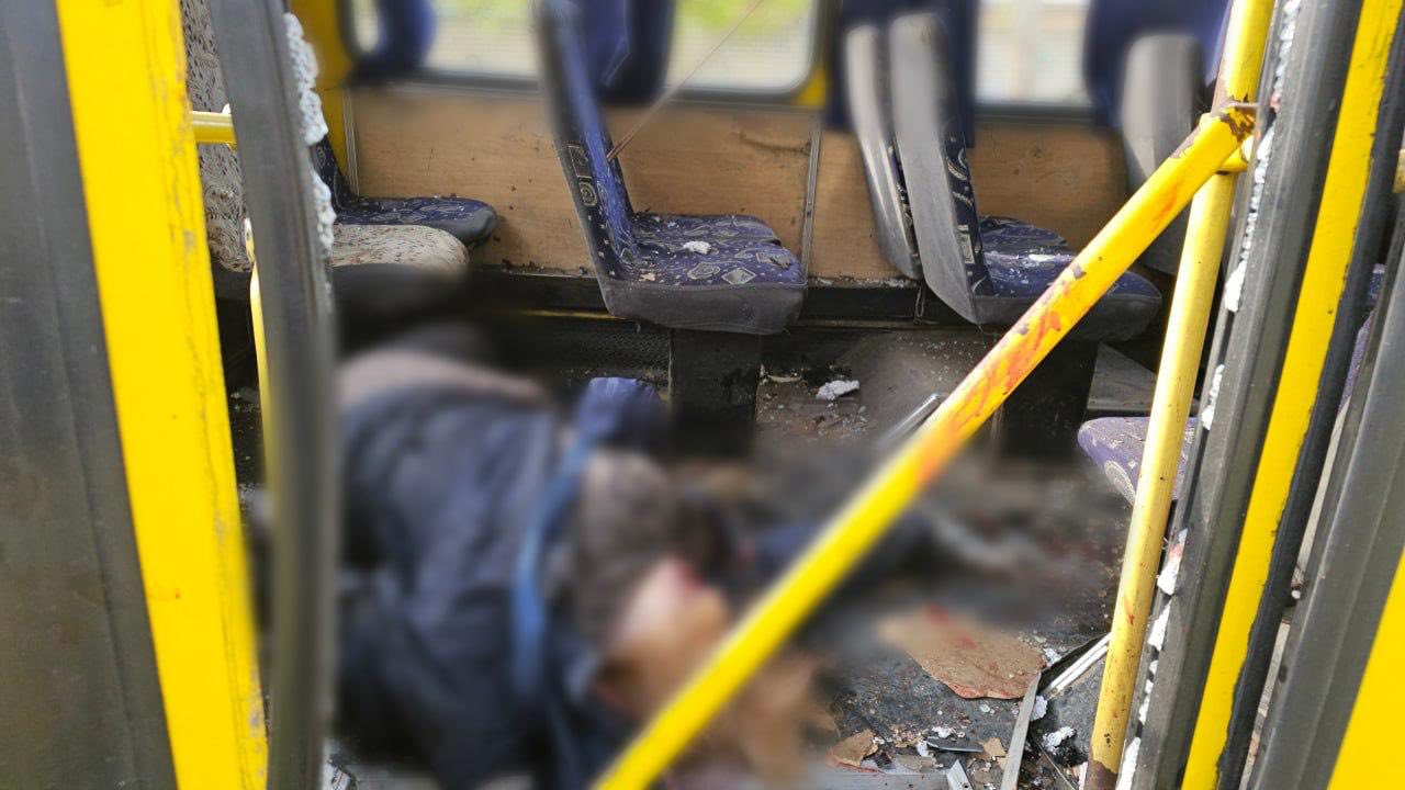 У Херсоні російський дрон атакував маршрутку - двоє вбитих, є постраждалі У Херсоні російський дрон атакував маршрутку - двоє вбитих, є постраждалі