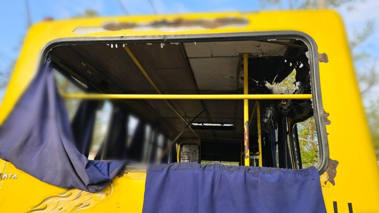 У Херсоні російський дрон атакував маршрутку - двоє вбитих, є постраждалі У Херсоні російський дрон атакував маршрутку - двоє вбитих, є постраждалі