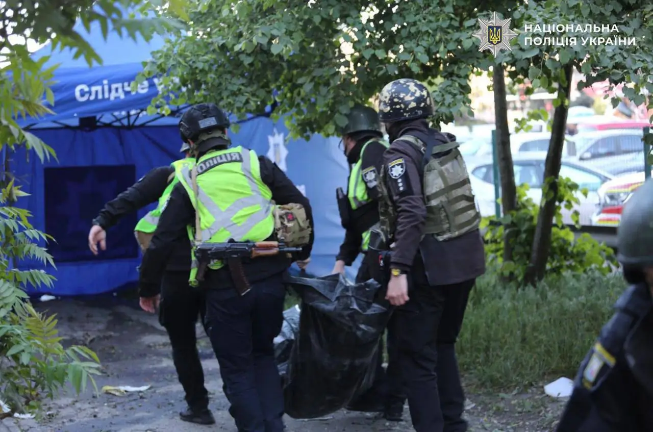 У Дарницькому районі столиці з-під завалів деблокували тіло четвертої жертви атаки рф