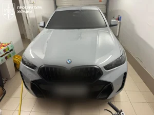 Під час обшуків у топ посадовців Нацполіції вилучено елітний автопарк автомобілів, зброю, а також готівку на 22,6 млн грн.