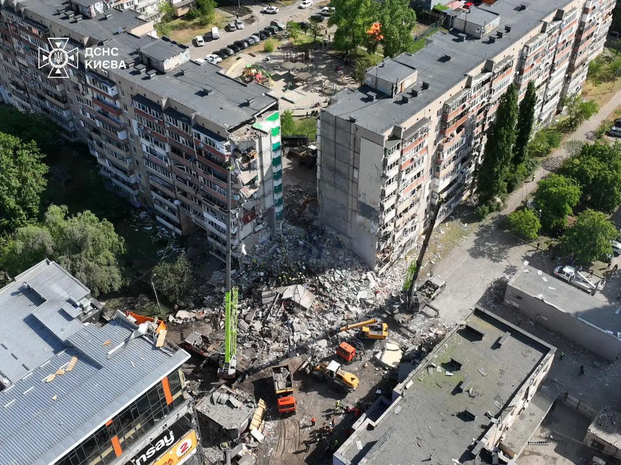 У Києві число вбитих російською атакою зросло до 2 осіб, пошуково-рятувальні роботи тривають