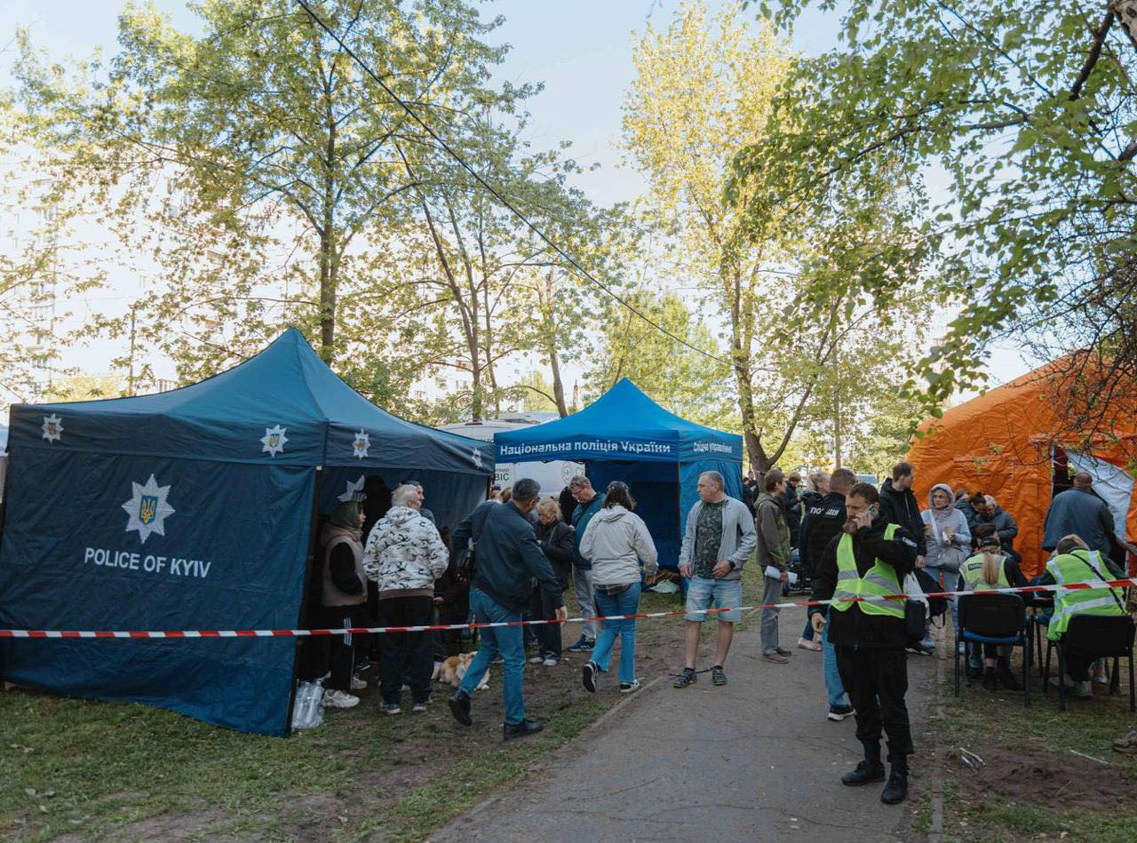 У Києві десятеро людей зникли безвісти на місці ракетного удару по багатоповерхівці на Дарниці