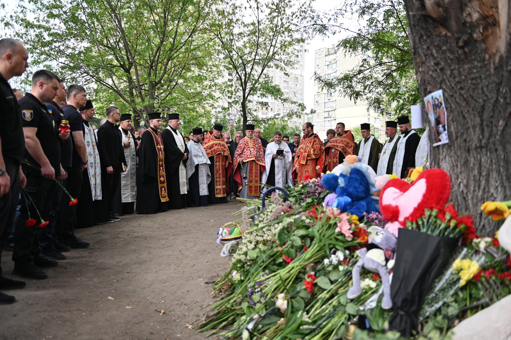 У Києві відслужили панахиду за загиблими від атаки росармії по багатоповерхівці 14 травня
