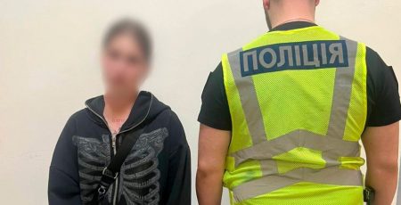 Поліцейські затримали киянку, яка через зауваження вдарила військового пляшкою по голові