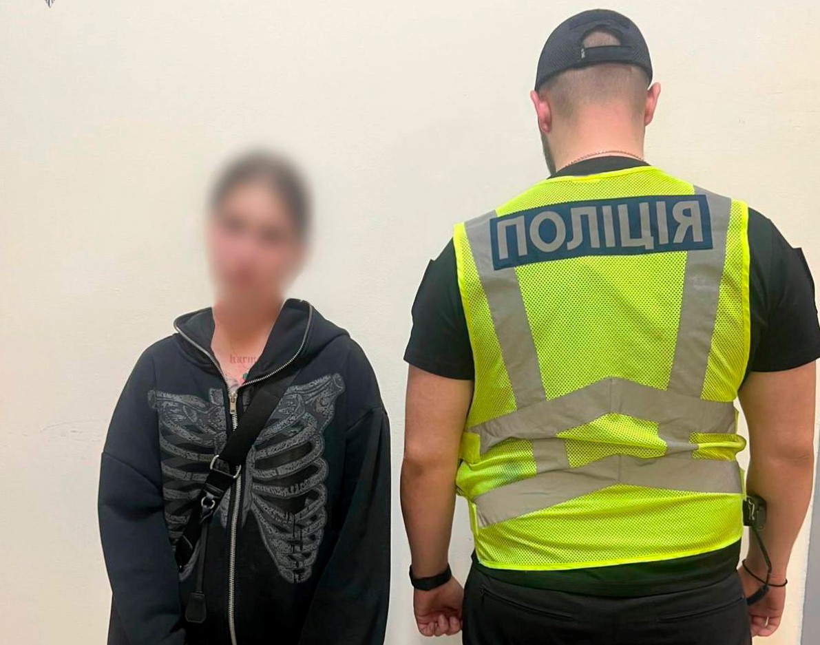 Поліцейські затримали киянку, яка через зауваження вдарила військового пляшкою по голові