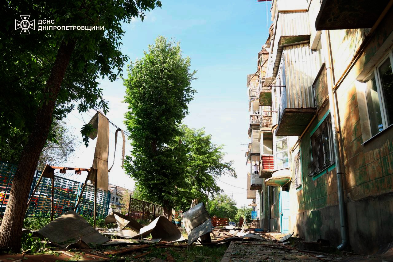 Ворог атакував БпЛА багатоповерхівки в Дніпрі: серед 15 постраждалих є дитина