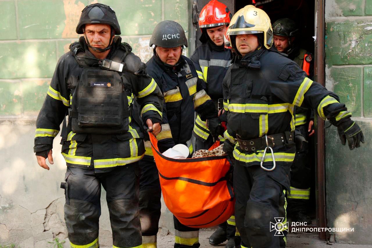 Ворог атакував БпЛА багатоповерхівки в Дніпрі: серед 15 постраждалих є дитина